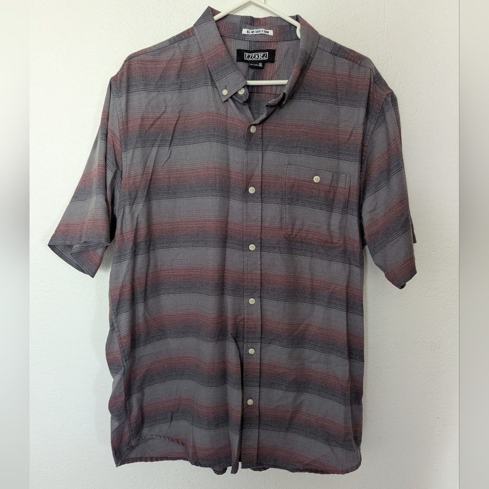 Ezekiel Men’s Short Sleeve Button Up Shirt Stripe Size XL  Gray Red Pre Owned